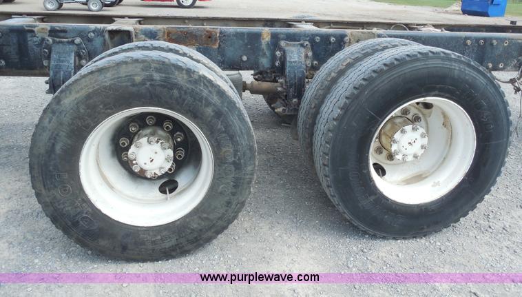 image for item E7700 1995 Peterbilt 362 semi truck