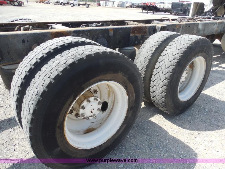 image for item E7700 1995 Peterbilt 362 semi truck