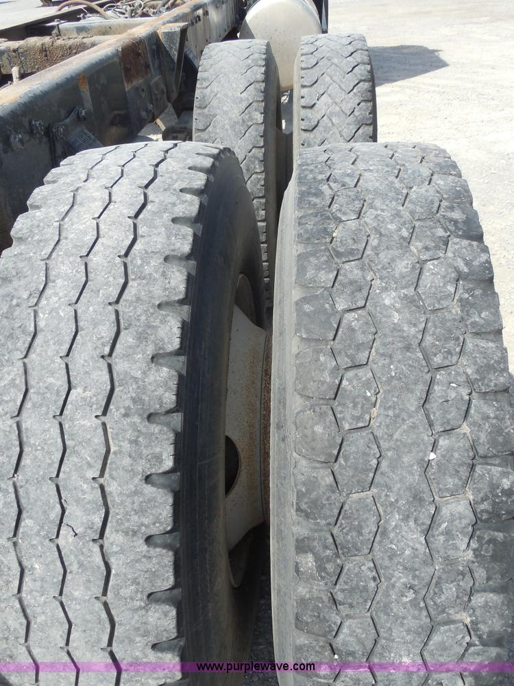 image for item E7700 1995 Peterbilt 362 semi truck