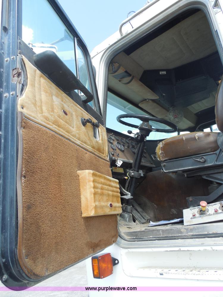 image for item E7700 1995 Peterbilt 362 semi truck