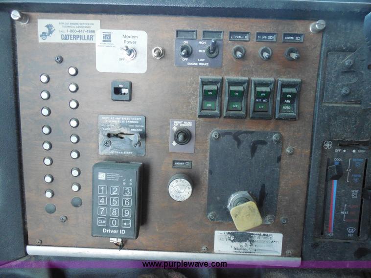 image for item E7700 1995 Peterbilt 362 semi truck