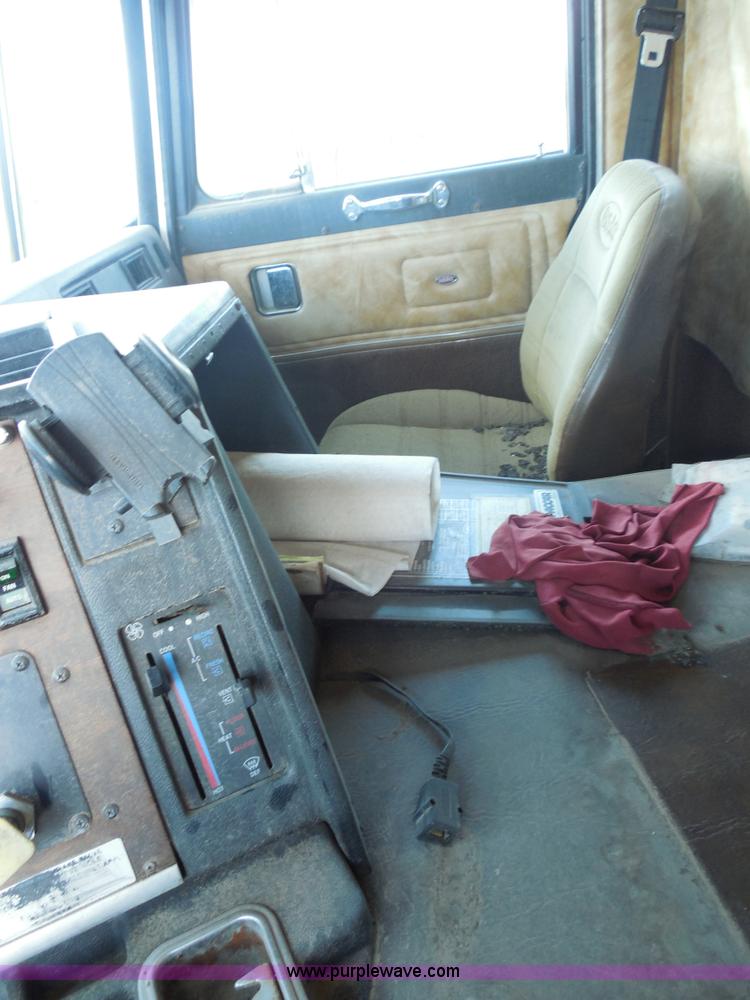 image for item E7700 1995 Peterbilt 362 semi truck