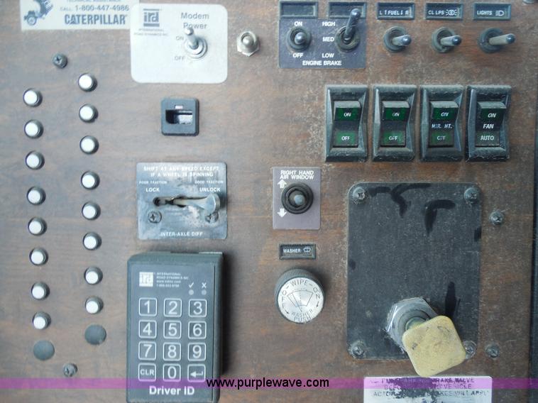 image for item E7700 1995 Peterbilt 362 semi truck