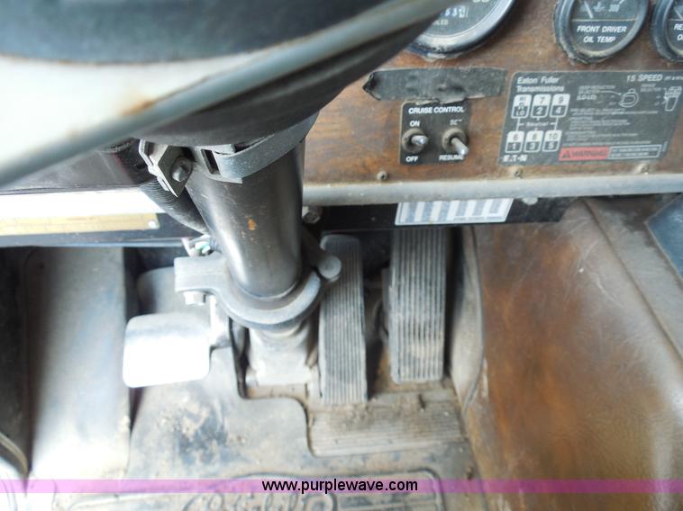 image for item E7700 1995 Peterbilt 362 semi truck