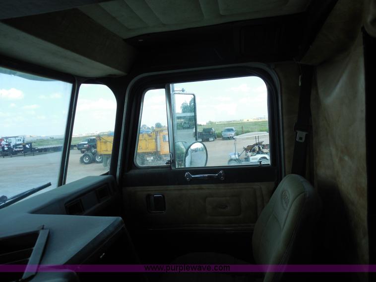 image for item E7700 1995 Peterbilt 362 semi truck