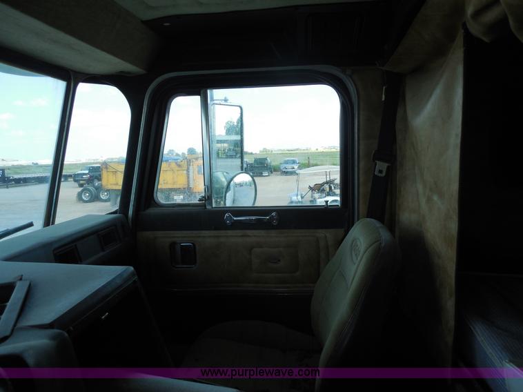 image for item E7700 1995 Peterbilt 362 semi truck