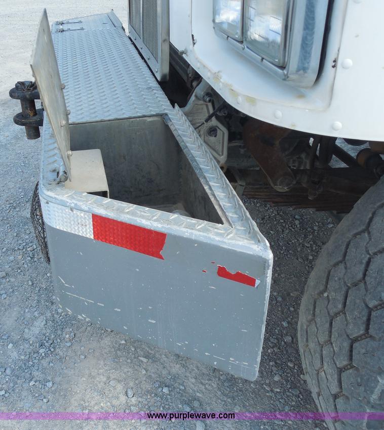 image for item E7700 1995 Peterbilt 362 semi truck