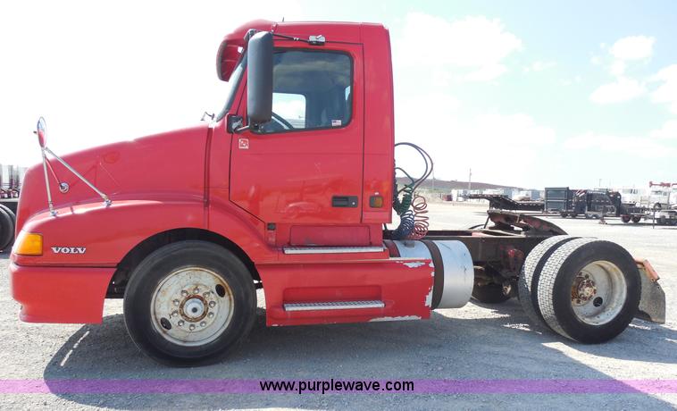 image for item E7701 2000 Volvo VNL semi truck