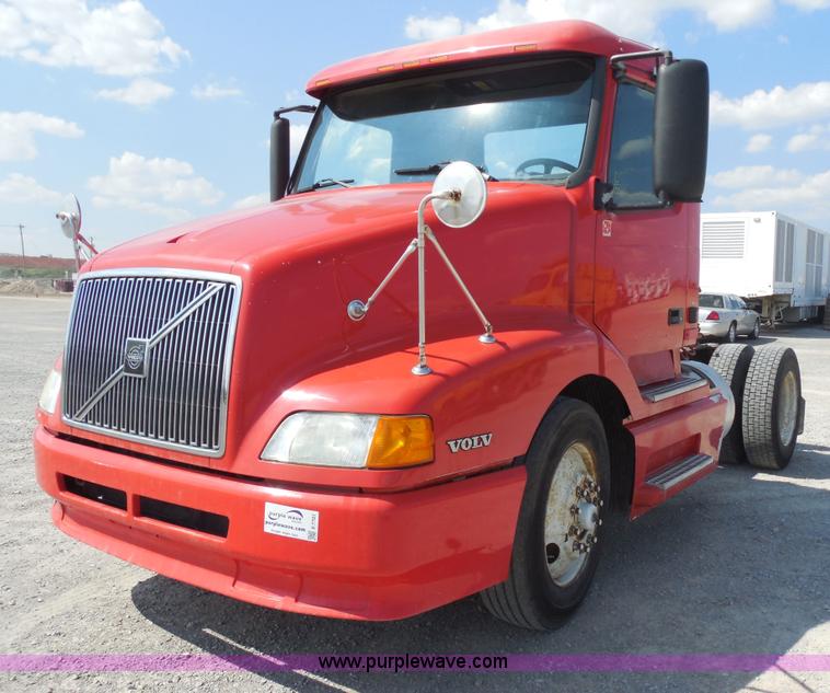 image for item E7701 2000 Volvo VNL semi truck