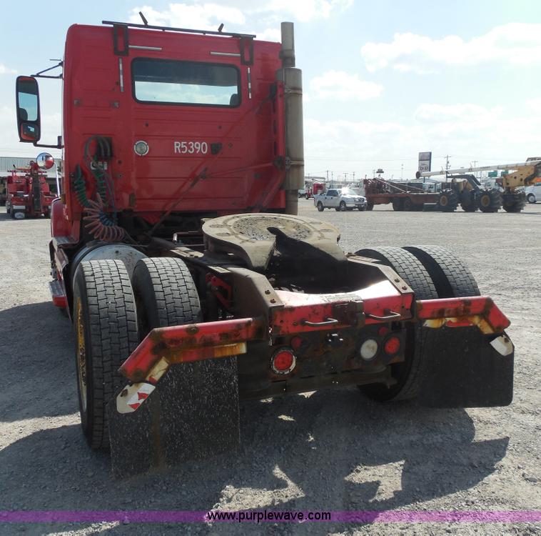 image for item E7701 2000 Volvo VNL semi truck