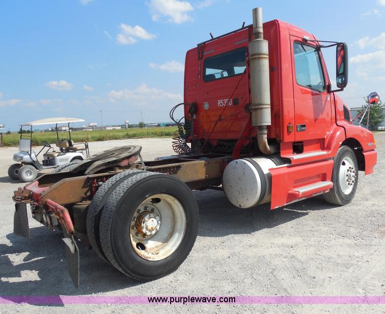 image for item E7701 2000 Volvo VNL semi truck