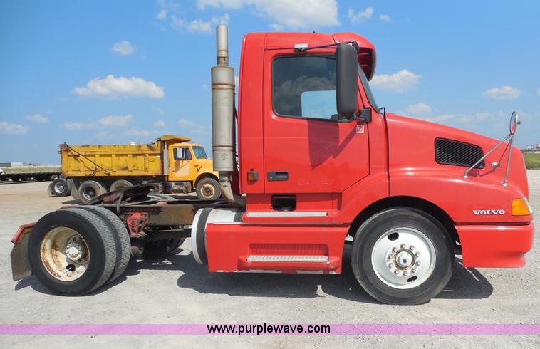 image for item E7701 2000 Volvo VNL semi truck