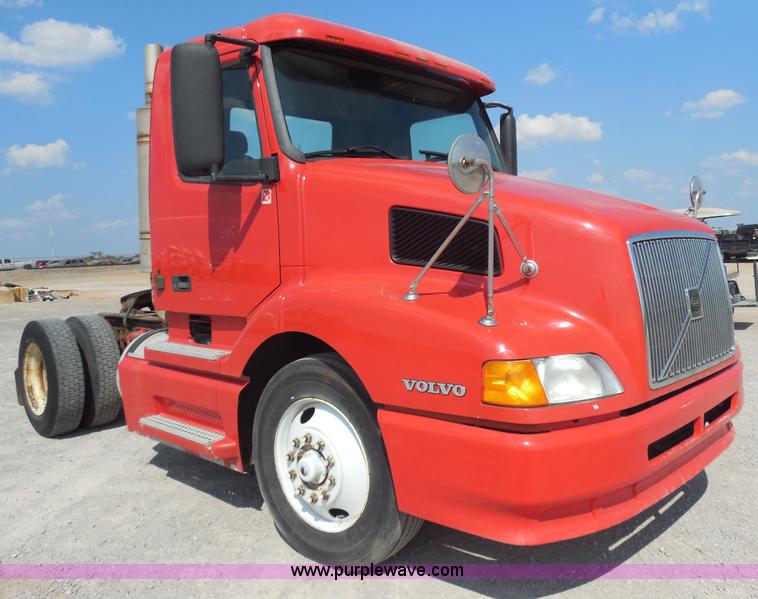 image for item E7701 2000 Volvo VNL semi truck