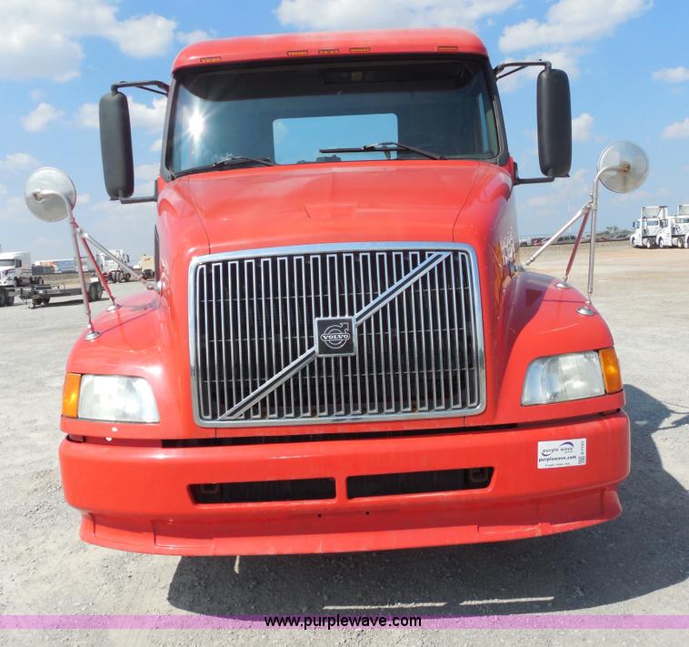 image for item E7701 2000 Volvo VNL semi truck