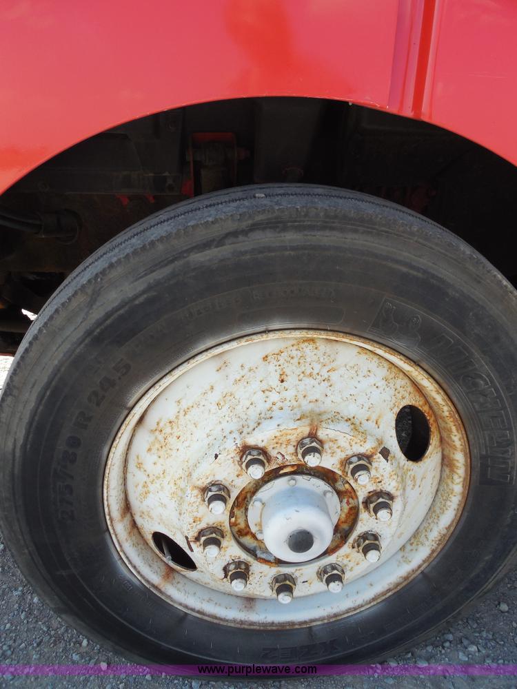 image for item E7701 2000 Volvo VNL semi truck