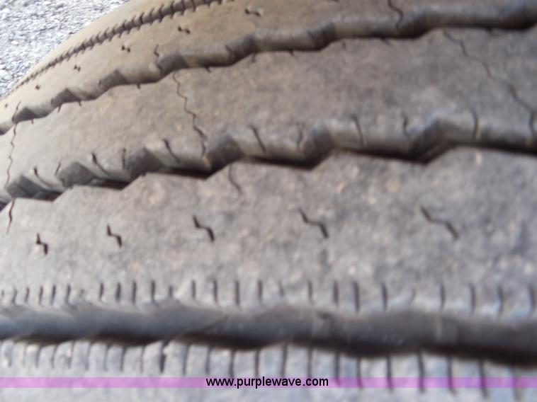 image for item E7701 2000 Volvo VNL semi truck