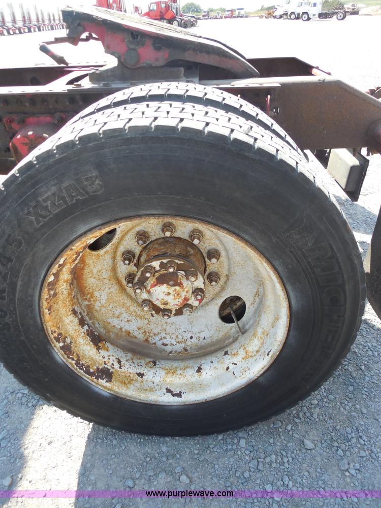 image for item E7701 2000 Volvo VNL semi truck