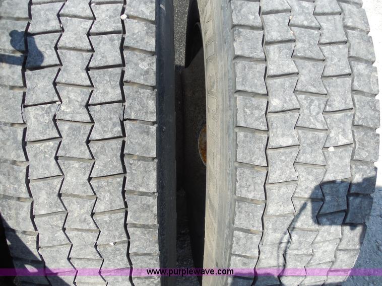 image for item E7701 2000 Volvo VNL semi truck