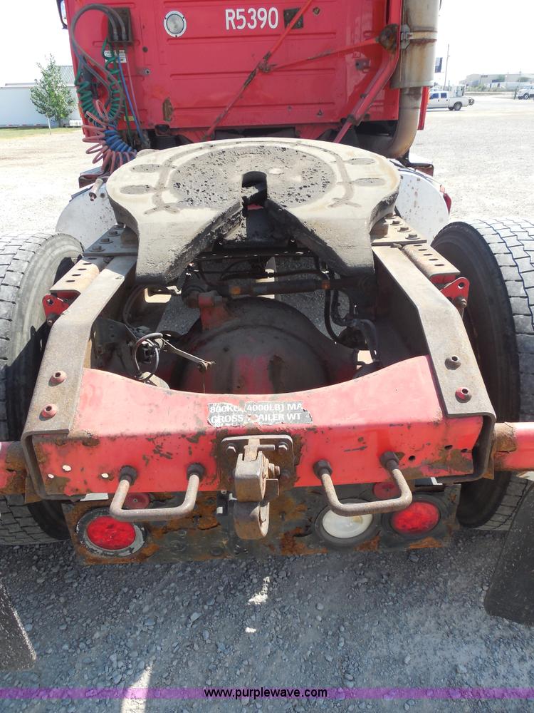 image for item E7701 2000 Volvo VNL semi truck