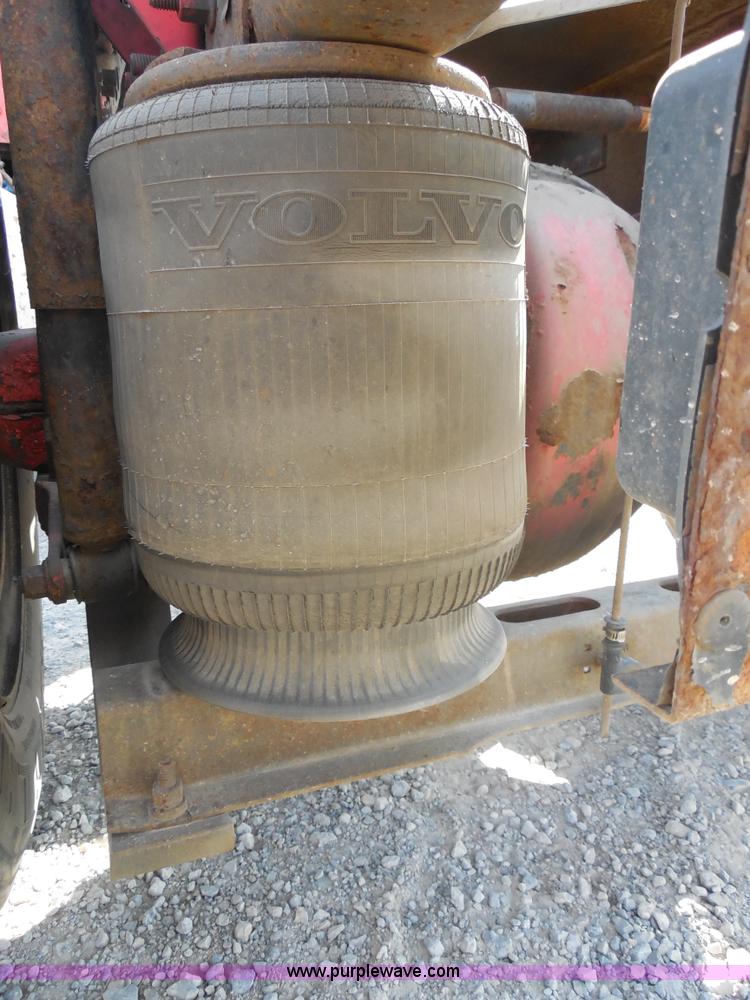 image for item E7701 2000 Volvo VNL semi truck