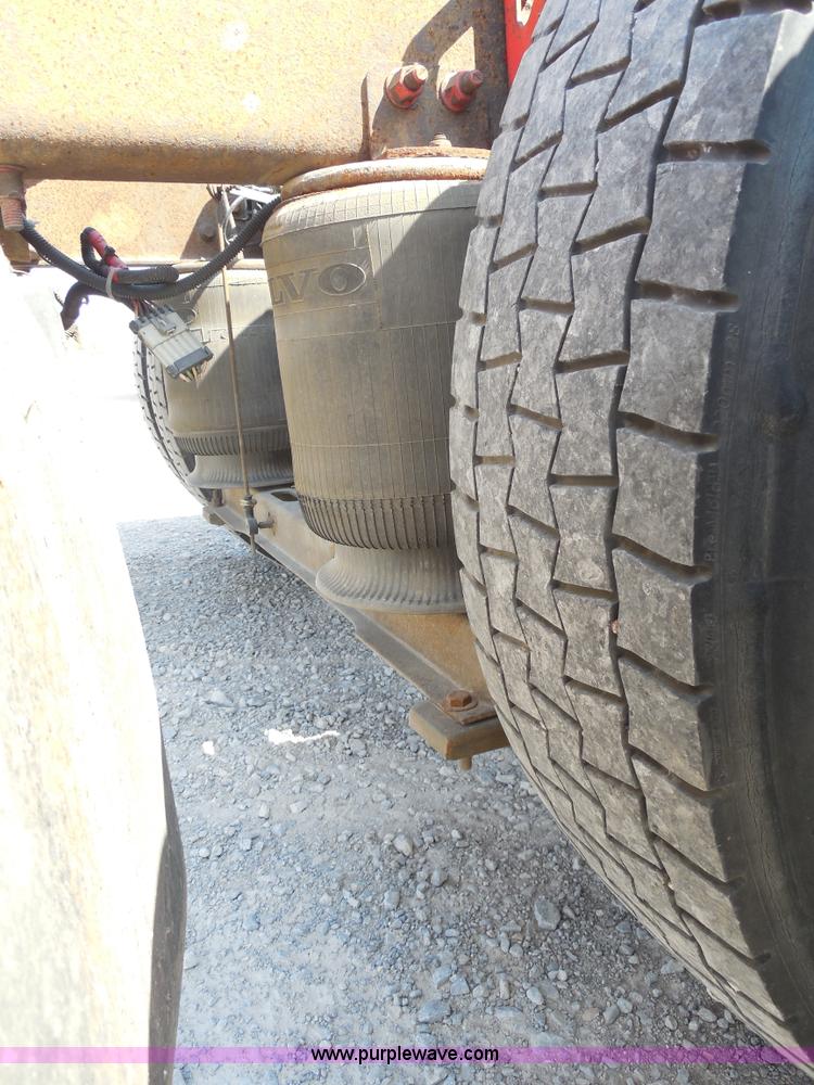 image for item E7701 2000 Volvo VNL semi truck