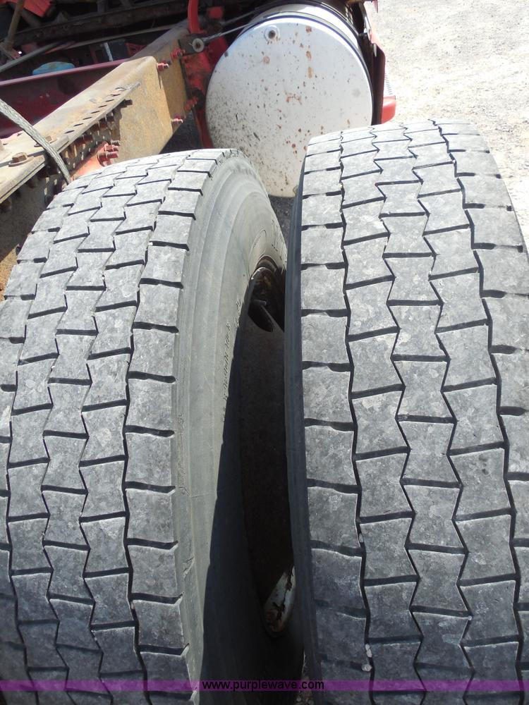 image for item E7701 2000 Volvo VNL semi truck