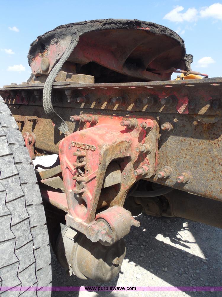 image for item E7701 2000 Volvo VNL semi truck