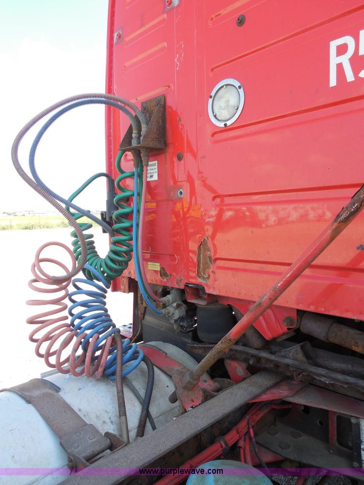 image for item E7701 2000 Volvo VNL semi truck