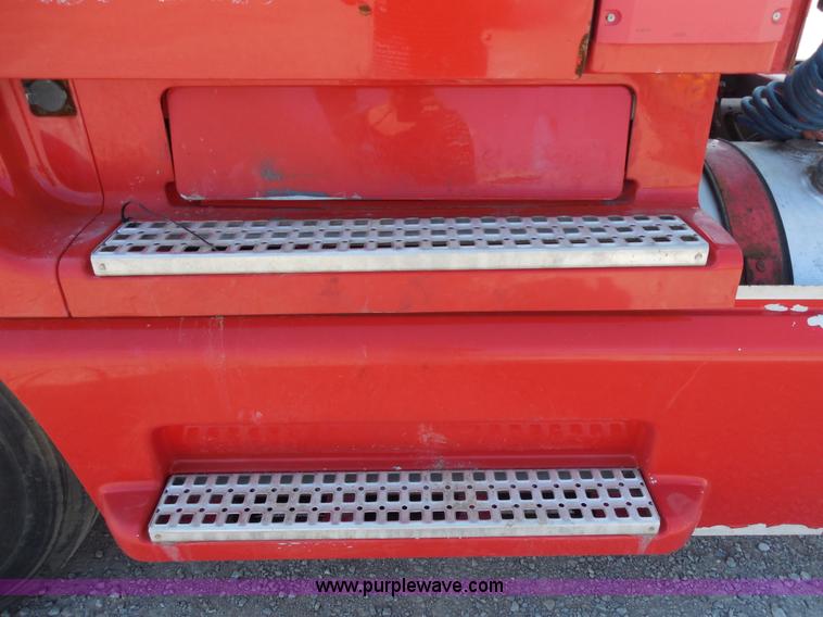 image for item E7701 2000 Volvo VNL semi truck