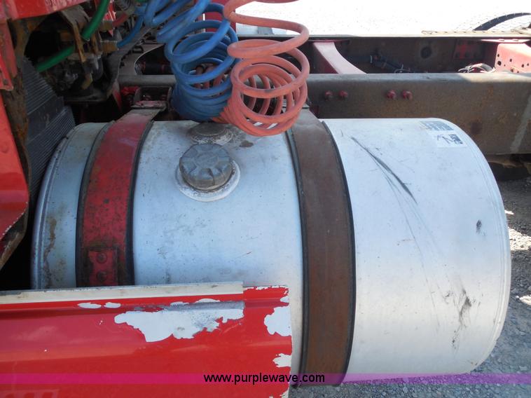 image for item E7701 2000 Volvo VNL semi truck