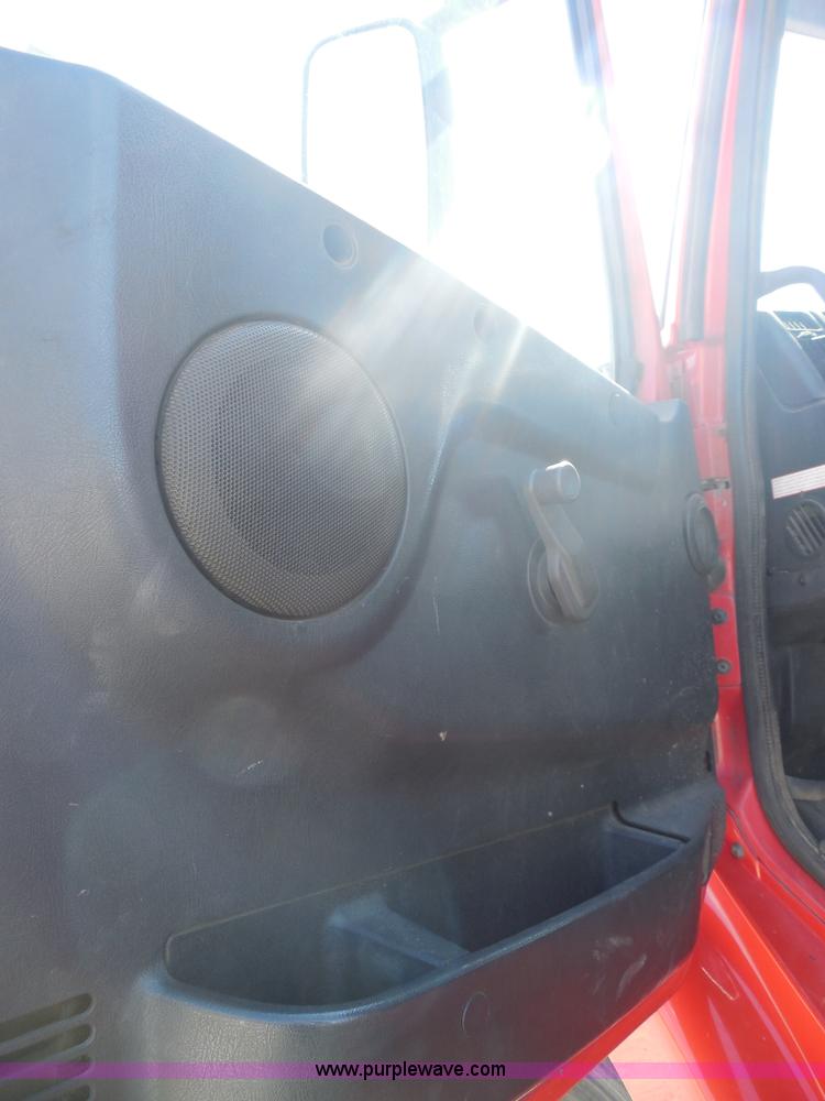 image for item E7701 2000 Volvo VNL semi truck