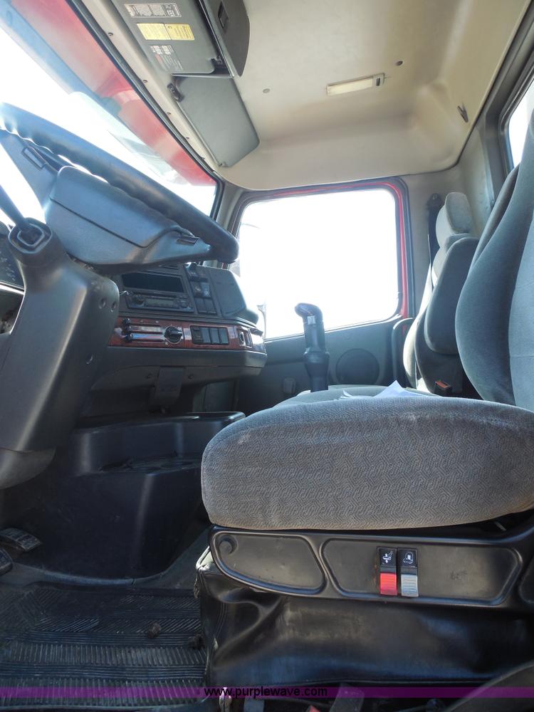 image for item E7701 2000 Volvo VNL semi truck