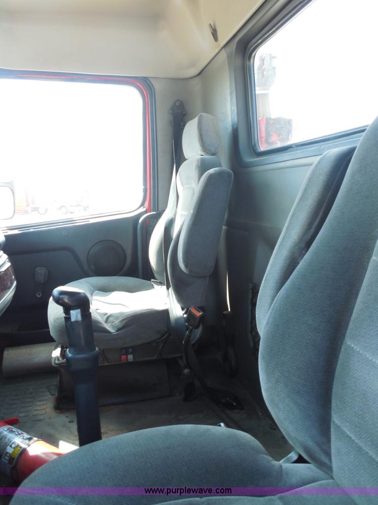 image for item E7701 2000 Volvo VNL semi truck