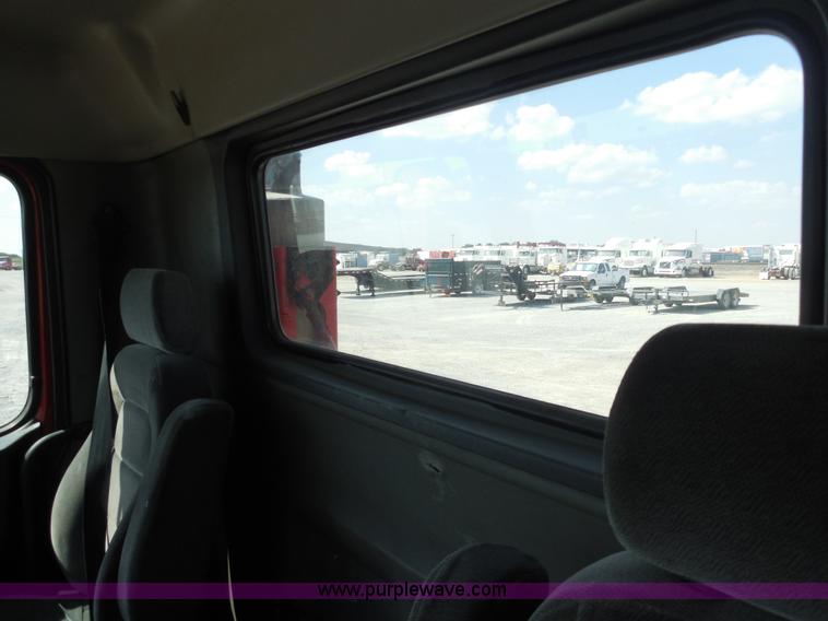 image for item E7701 2000 Volvo VNL semi truck