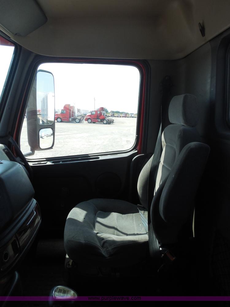 image for item E7701 2000 Volvo VNL semi truck