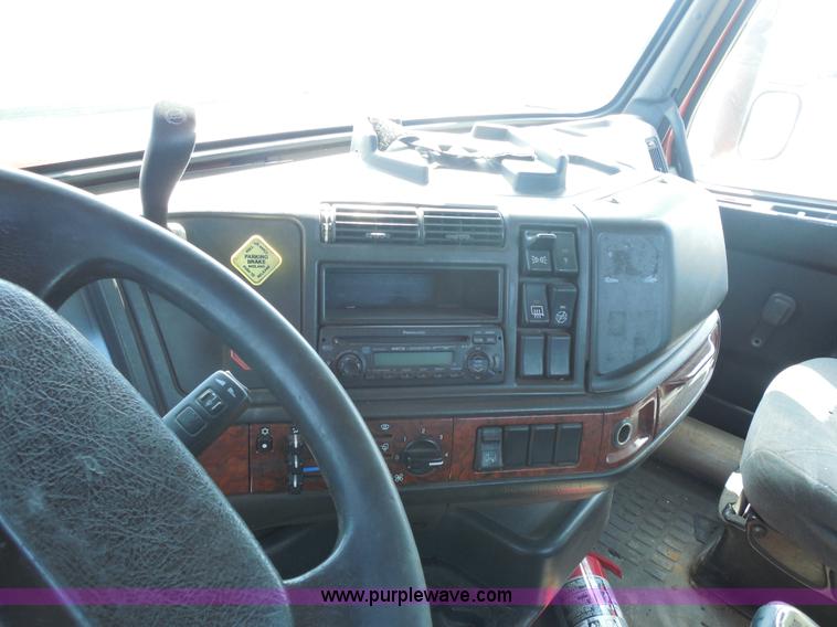 image for item E7701 2000 Volvo VNL semi truck