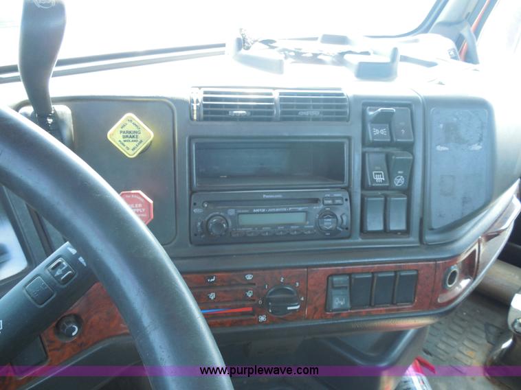 image for item E7701 2000 Volvo VNL semi truck