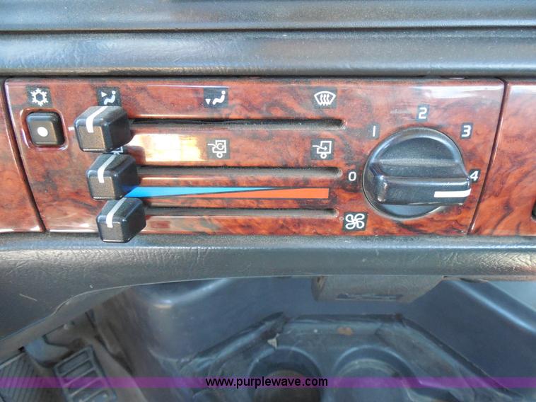 image for item E7701 2000 Volvo VNL semi truck