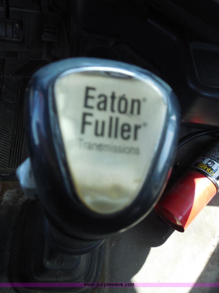 image for item E7701 2000 Volvo VNL semi truck