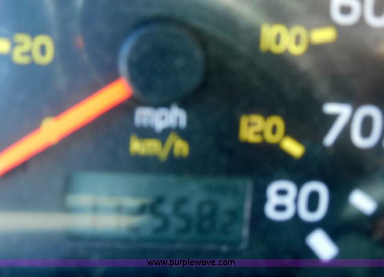 image for item E7701 2000 Volvo VNL semi truck