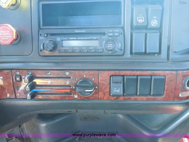 image for item E7701 2000 Volvo VNL semi truck