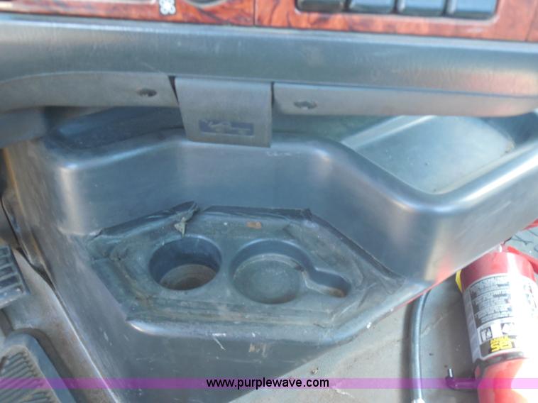 image for item E7701 2000 Volvo VNL semi truck