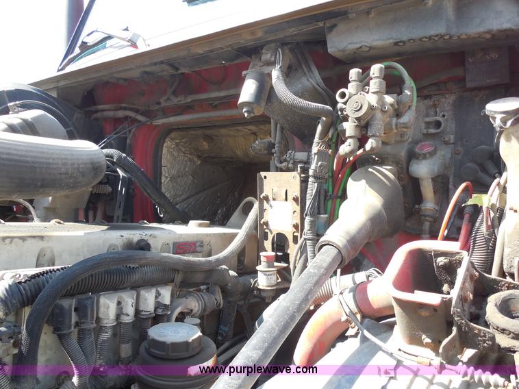 image for item E7701 2000 Volvo VNL semi truck