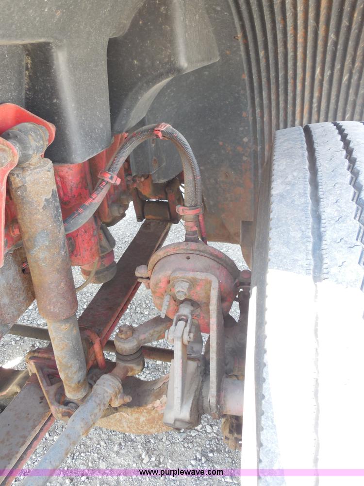 image for item E7701 2000 Volvo VNL semi truck