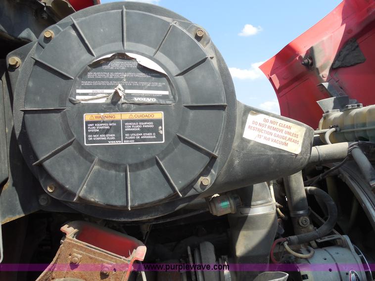 image for item E7701 2000 Volvo VNL semi truck