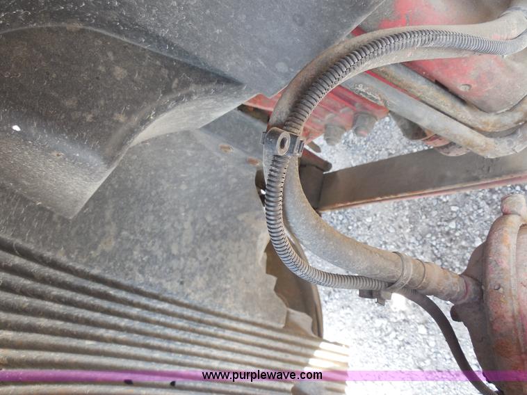 image for item E7701 2000 Volvo VNL semi truck