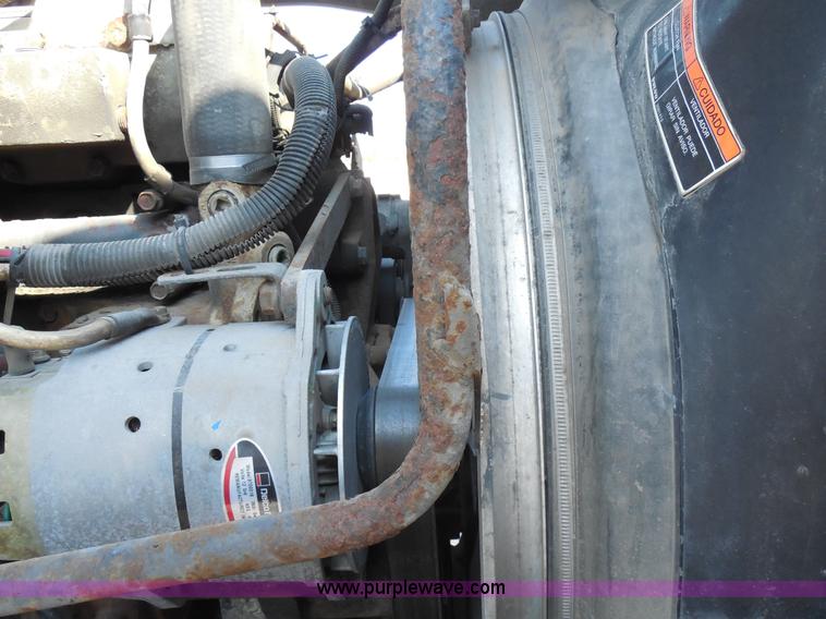 image for item E7701 2000 Volvo VNL semi truck