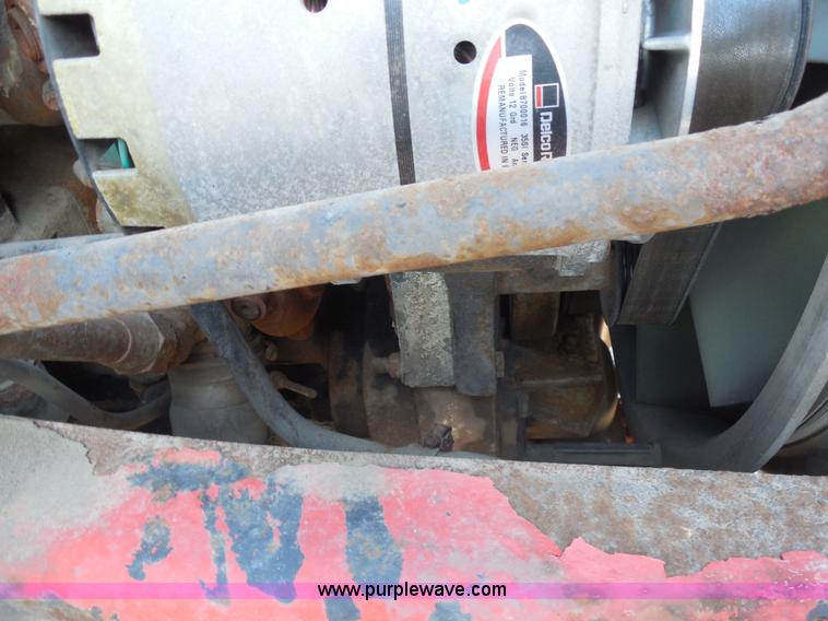 image for item E7701 2000 Volvo VNL semi truck