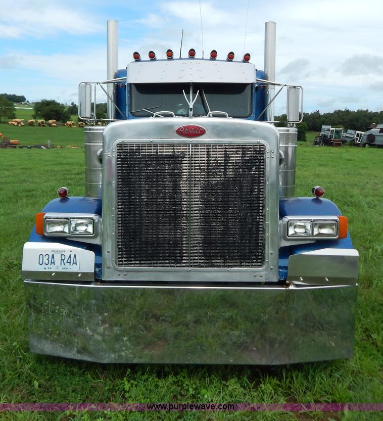 image for item G3393 1987 Peterbilt 359 semi truck