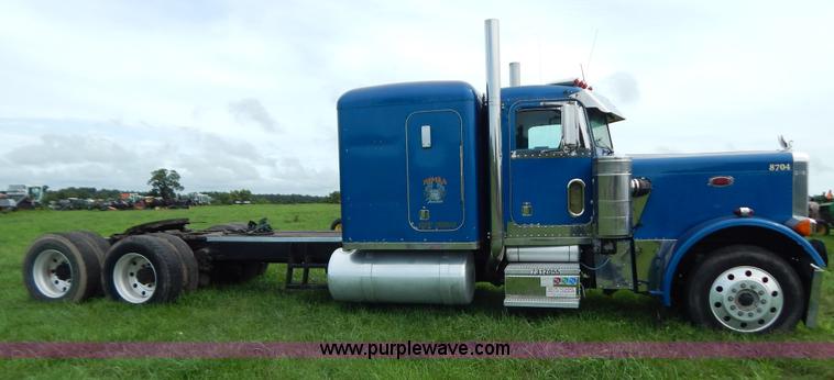image for item G3393 1987 Peterbilt 359 semi truck